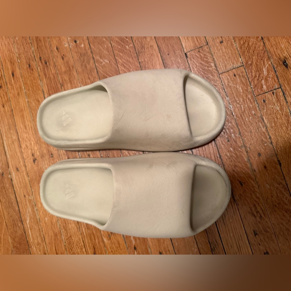 Very used mens Yeezy slides